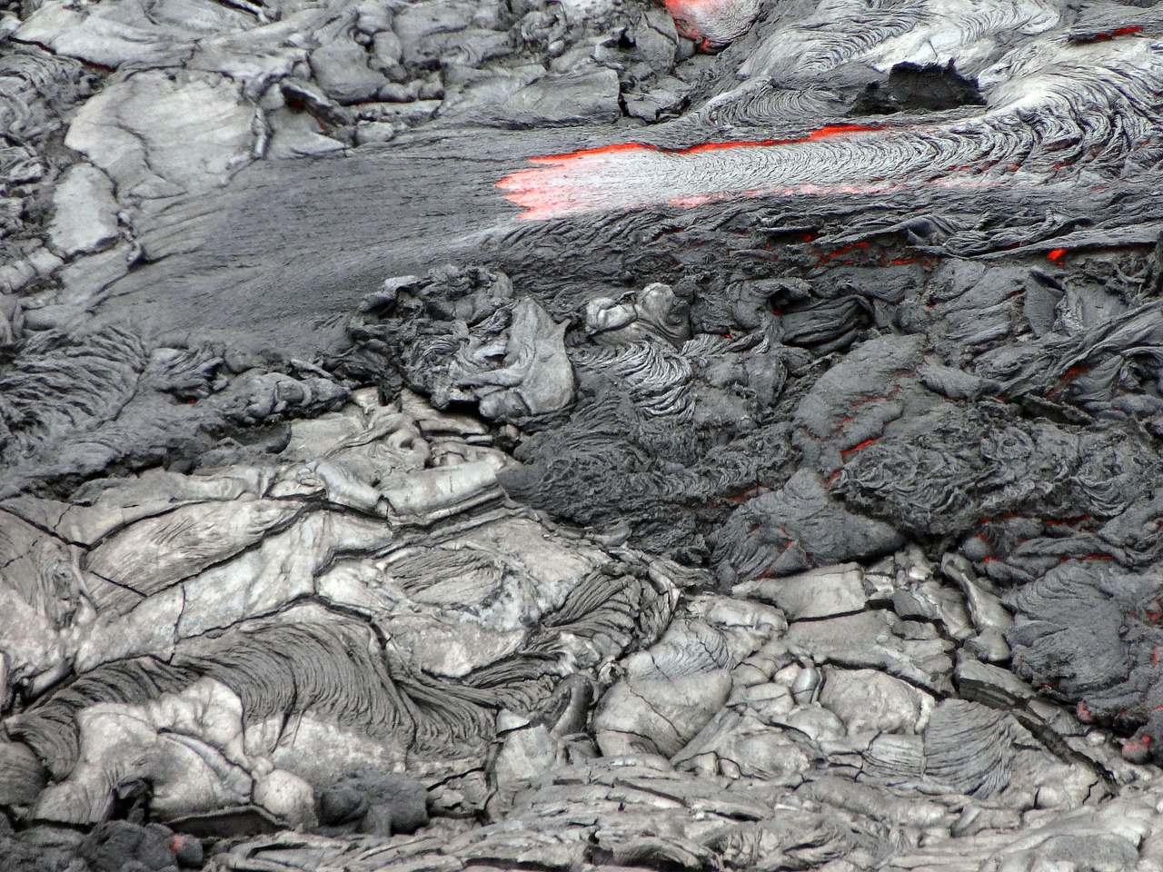 日本火山喷发实时动态，喷发影响及应对策略
