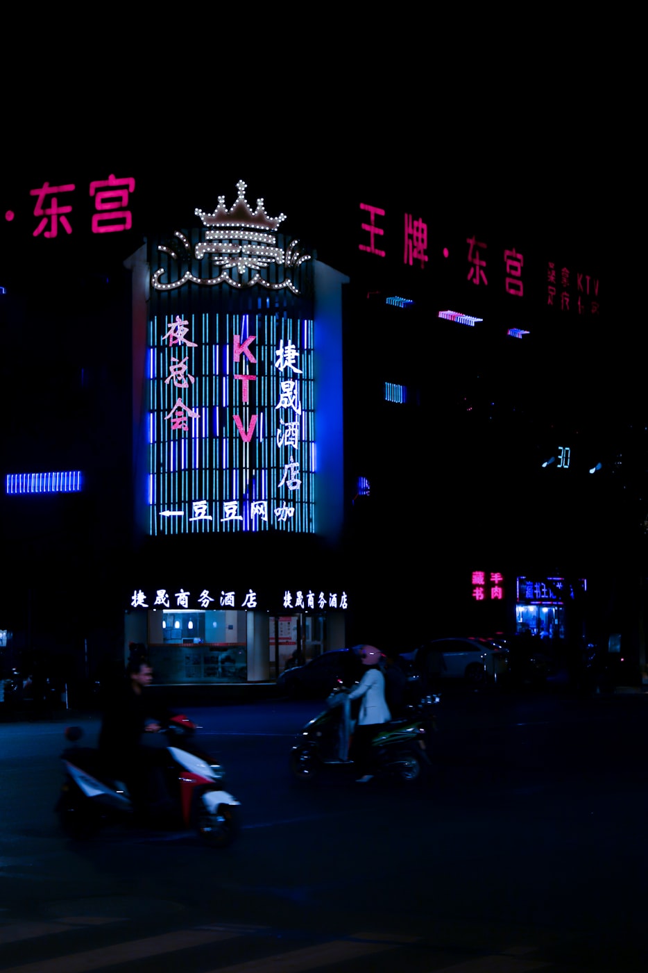 舞台之光，点灯人与演员的故事