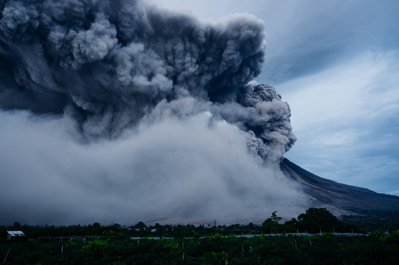 日本富士山喷发最新消息,影响及应对策略