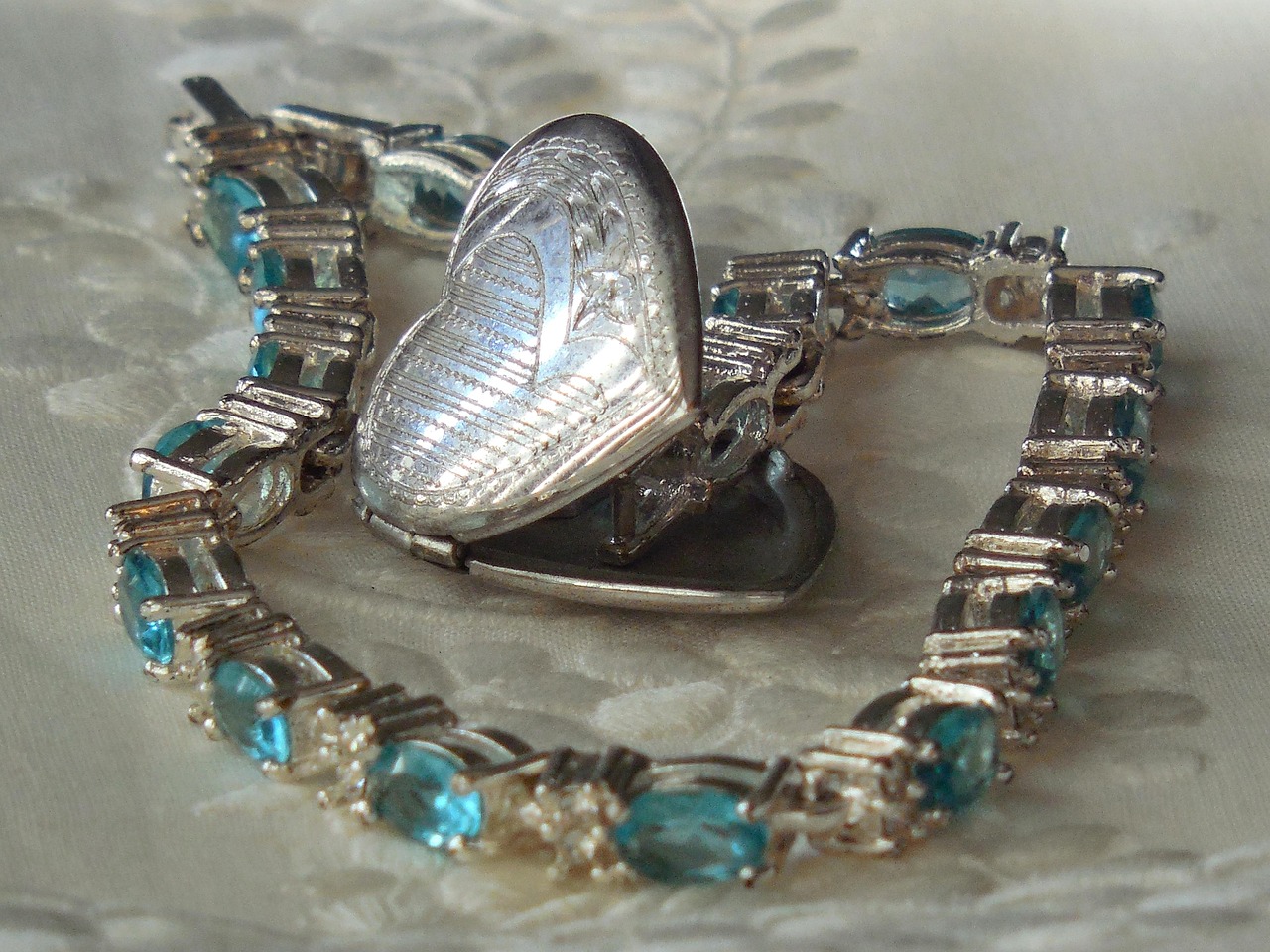 探索魅力无穷的动漫世界,超帅男生动漫头像欣赏