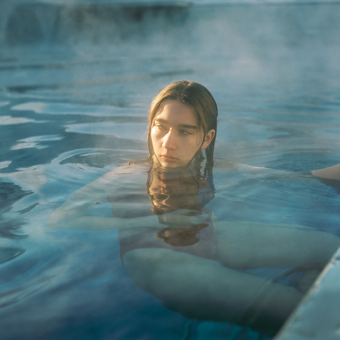 情感的深度与视觉触动,动漫女生伤感头像赏析