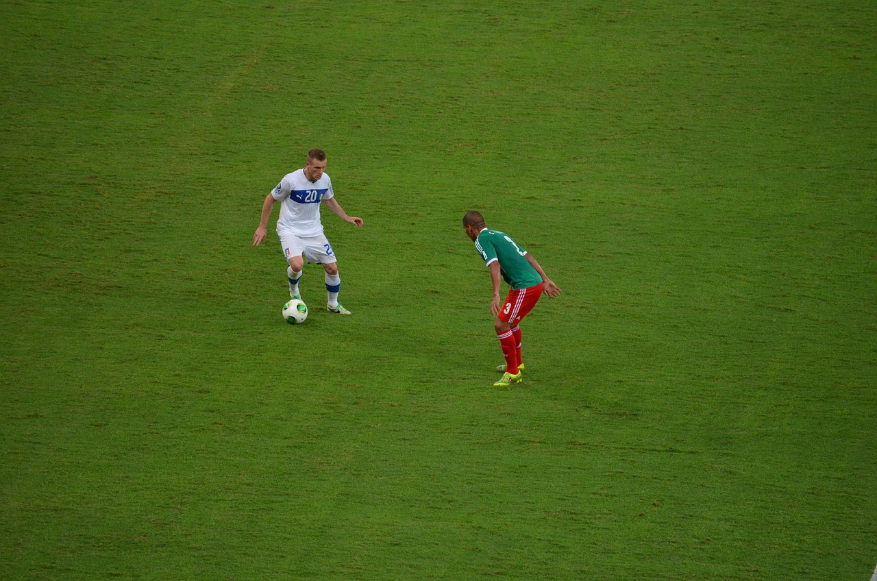 足球比赛中红牌,规则解析、影响与争议探讨