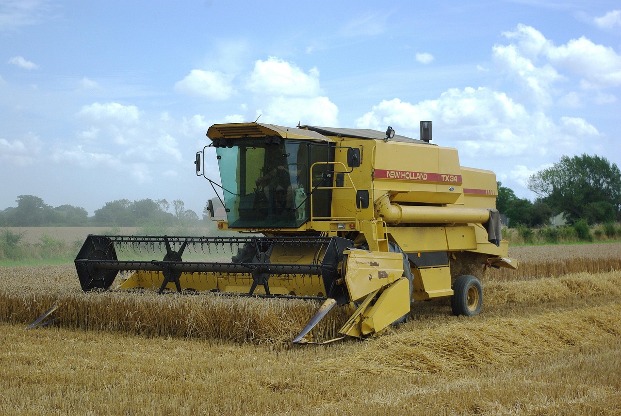 新型玉米小麦收割机的技术革新与农业发展推动农业生产力提升