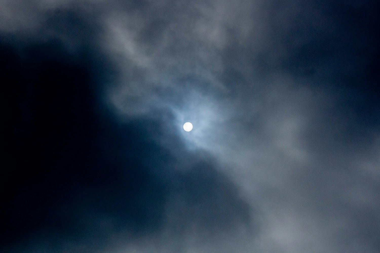 夜之宇宙，月明星稀的诗意静谧