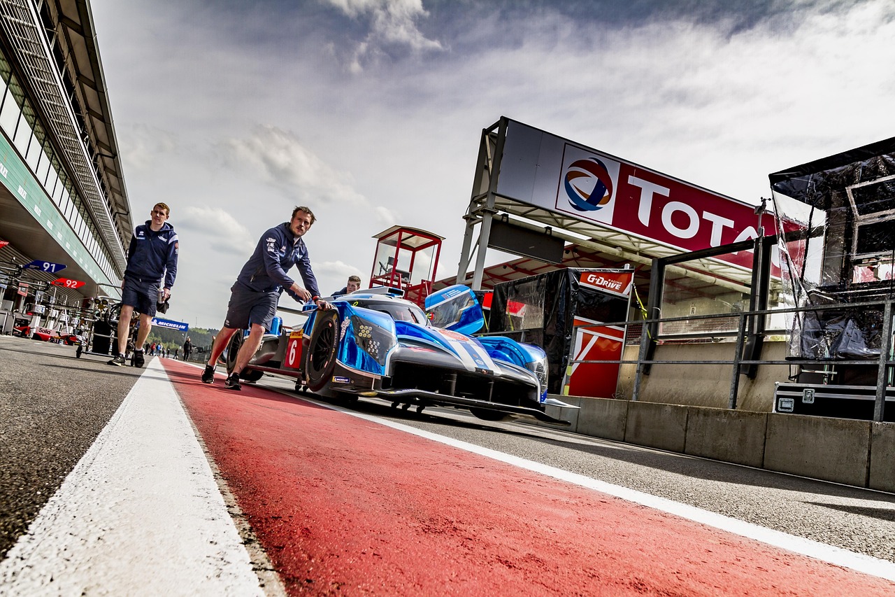 步战车比赛，速度与激情的战场对决